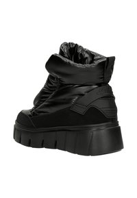 Czarne botki typu puffer za kostkę z masywną podeszwą, wykonane z połyskującego materiału, lekko błyszczące, z wyściełanym wierzchem dla lepszej izolacji.