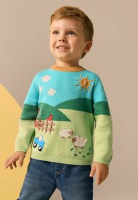 Detský sveter z úpletu s modro-zelenou krajinou, vyšívané detaily slnka, oblakov, oviec a traktora. Žltý ribbovaný výstrih.