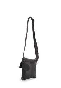Schwarze Leder-Umhängetasche mit Reißverschluss, verstellbarem Riemen, strukturiertem Oberflächenfinish und einem Logo-Detail auf der Vorderseite. Kompaktes quadratisches Design.