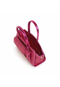 Pink taske med en glat, blank overflade og en tekstureret, naglet front. Har dobbelt hanke og et lynlåslukket indre rum.