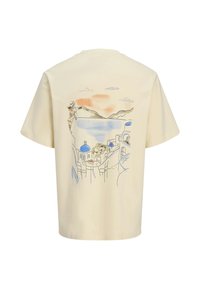 Cremefarvet bomulds-t-shirt med en linjetegning af en kystscene med blå kupler, blød pastelfarvet himmel og blomster, korte ærmer og en afslappet pasform.
