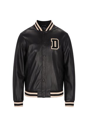 Giubbotto varsity in pelle nera con finitura testurizzata, colletto e polsini a coste con strisce, chiusura con bottoni a pressione e un accento in rilievo con la lettera "D".
