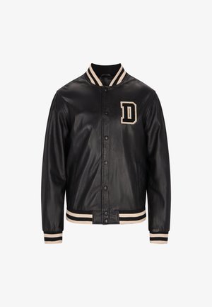 Črna usnjena varsity jakna z teksturiranim finišem, prugastim rebrastim ovratnikom in manšeta, zapiranje na gumb in reliefni naglasek črke "D".