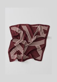 Zijde sjaal, kastanjebruin met crèmekleurige strepen die een geometrisch patroon vormen. Gladde textuur, gevouwen en gedrapeerd, die een subtiele glans toont.
