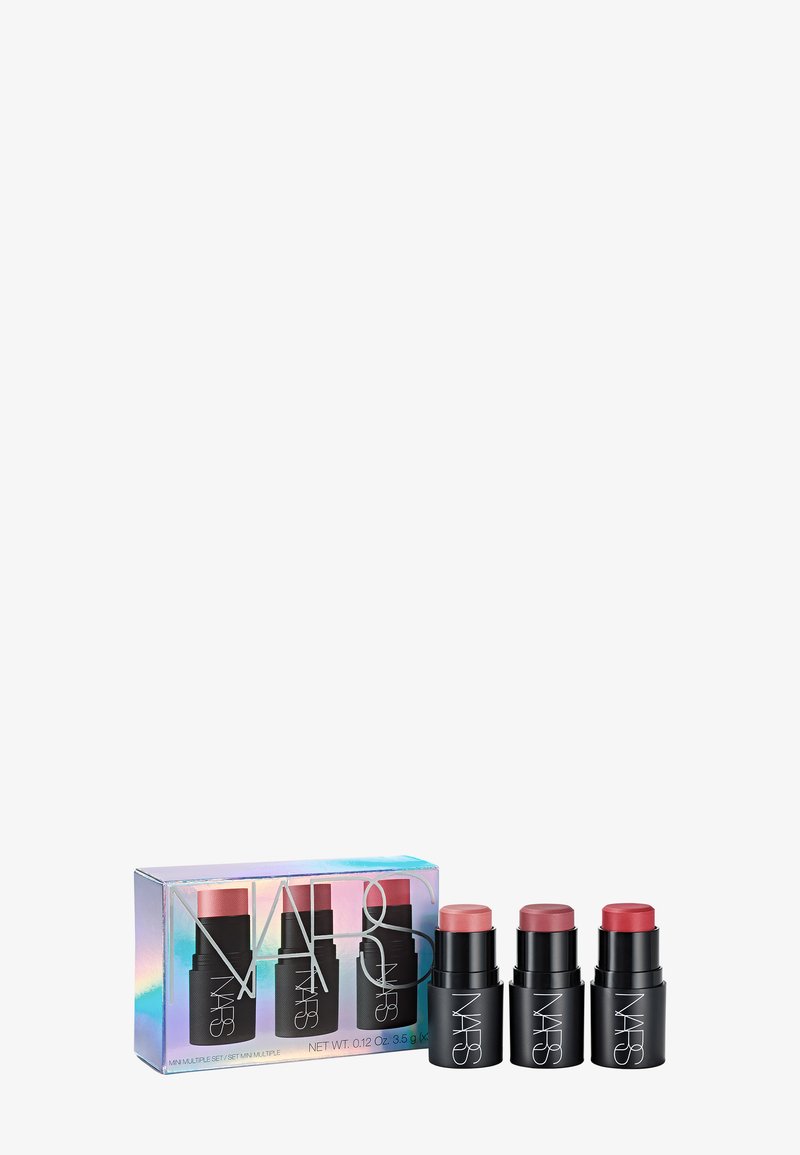 Tre bastoni Multiple di NARS in diverse tonalità di rosa, contenuti in una scatola olografica. I bastoni hanno un packaging cilindrico nero e un logo in rilievo.