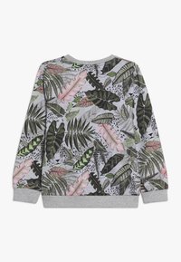 Szara bluza z tropikalnym wzorem liści w odcieniach zieleni, różu i czerni, z ściągaczami przy mankietach i u dołu, wykonana z miękkiego materiału.
