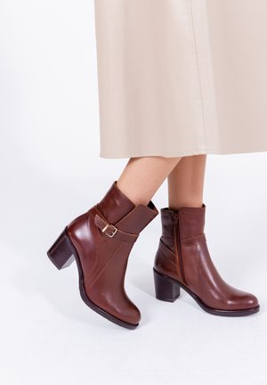 Yokono Boots à talons - marron
