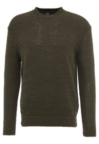 Olivgrön stickad tröja med långa ärmar, rund hals, ribbade ärmslut och nederkant, som har ett strukturerat mönster och subtila detaljer.