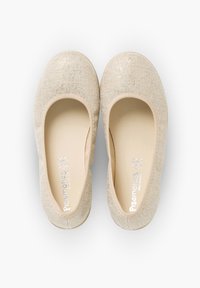 Beige baletní byty s texturovaným, třpytivým vrškem, mandlovým tvarem špičky a měkkou, světlou podšívkou. Minimalistický design.