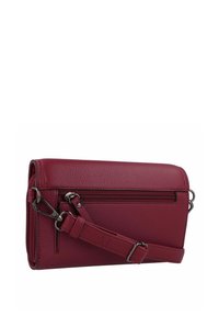 Bolso bandolera de cuero texturizado rojo con un bolsillo con cremallera y correa desmontable. Presenta herrajes en plata y un diseño minimalista.