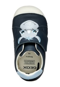 Scarpa in pelle blu scuro con punta arrotondata bianca, caratterizzata da un design di personaggio dei cartoni animati e cinturino in velcro. Internamente etichettata "Geox" e "Respira."