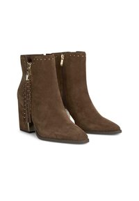 Botas de tobillo de ante marrón con puntera afilada, tacón apilado, cremallera lateral y un adorno de borlas con detalles metálicos a lo largo del caña.