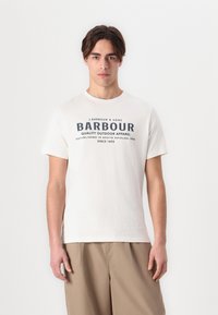 Λευκό βαμβακερό μπλουζάκι με τη φράση "Barbour Quality Outdoor Apparel" εκτυπωμένη σε σκούρο μπλε χρώμα. Βραχίονα κοντά, σχέδιο με στρογγυλή λαιμόκοψη, ελαφρύ ύφασμ�α.