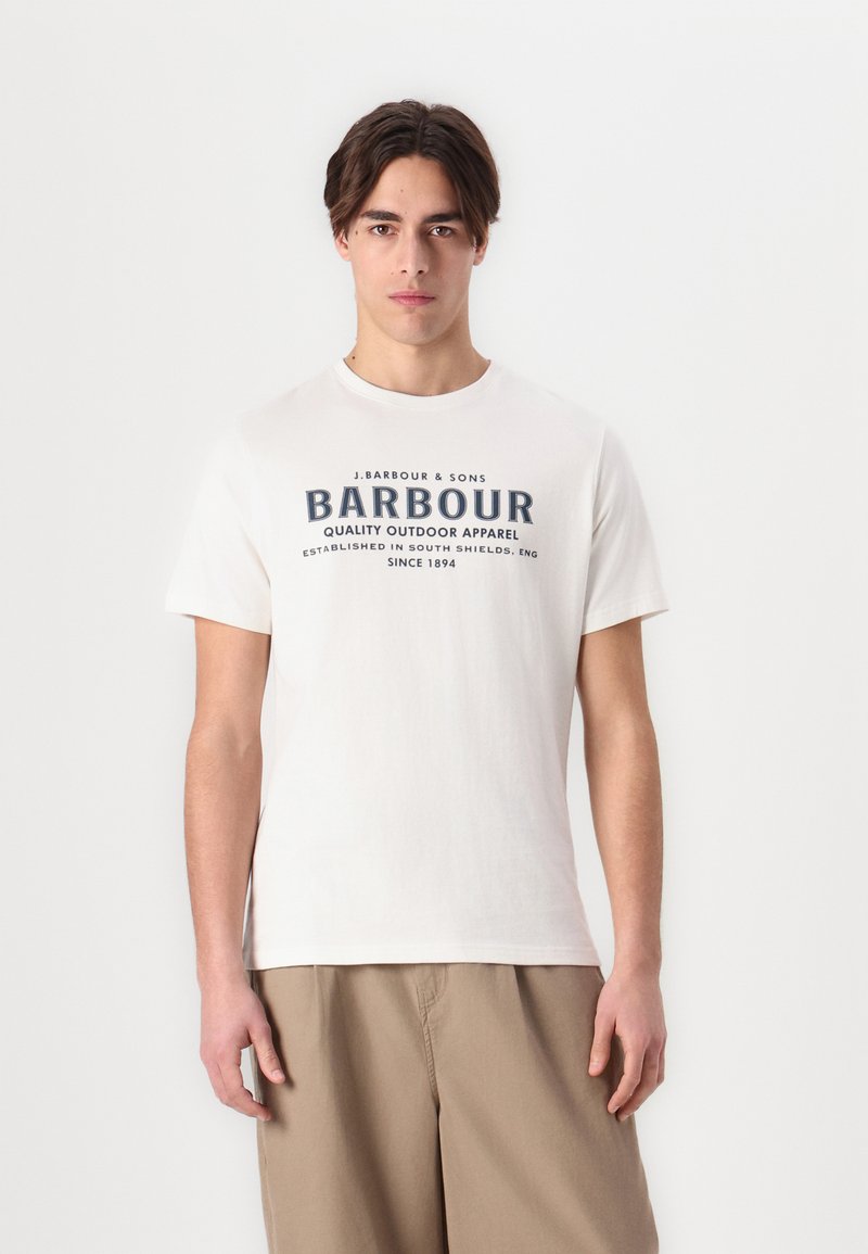 Λευκό βαμβακερό μπλουζάκι με τη φράση "Barbour Quality Outdoor Apparel" εκτυπωμένη σε σκούρο μπλε χρώμα. Βραχίονα κοντά, σχέδιο με στρογγυλή λαιμόκοψη, ελαφρύ ύφασμα.