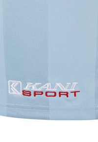 Svetle modré sportovní tričko s texturovanou látkou. Obsahuje bílé a červené vyšívané logo s nápisem "KANI SPORT."