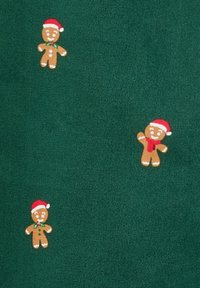 Groene stof met een zachte textuur, versierd met meerdere geborduurde peperkoekenmannetjes die rode hoeden en sjaals dragen, met een glimlachende uitdrukking.