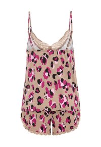 Ensemble de pyjama à imprimé léopard en beige, avec des accents roses et noirs, comprenant un débardeur orné de dentelle et un short assorti à l'ourlet festonné.