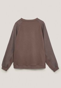 Sweat-shirt marron à manches longues avec col ras du cou, poignets et ourlet côtelés, vu de dos sur un fond clair uni.