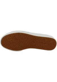 Sneaker bianco con suola in gomma testurizzata caratterizzata da un motivo marrone maculato. Logo impresso sulla suola intermedia, con un design leggermente curvo.