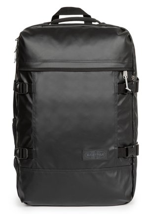 Schwarzer rechteckiger Rucksack mit vorderer Reißverschlusstasche, zwei seitlichen Schnallen, oberem Griff und Eastpak-Logo auf der unteren rechten Seite.