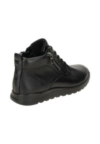 Bottes noires en cuir avec une finition texturée, dotées d'un laçage et d'une fermeture éclair sur le côté, montées sur une semelle en caoutchouc avec un profil de semelle structuré.