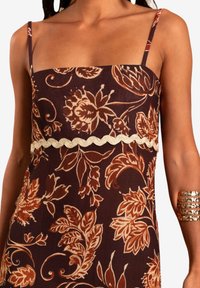 THE-ARE CON CORTE IMPERIO Y VOLANTE - Vestido largo - estampado