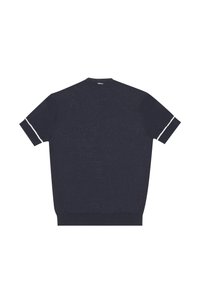 Maglione a maniche corte in maglia navy con colletto arrotondato, caratterizzato da strisce bianche sui maniche e un orlo a coste per un look aderente.
