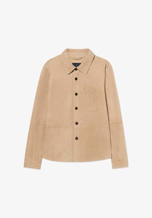 Beige suède overhemd met lange mouwen, knopen aan de voorkant, een borstzak aan de linkerkant en een klassieke kraag.