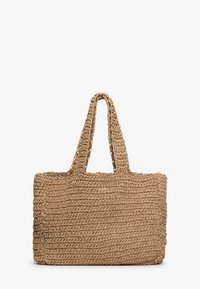 Geweven stro tote bag in tan kleur, rechthoekige vorm, met twee stevige handgrepen en een gestructureerd oppervlak.