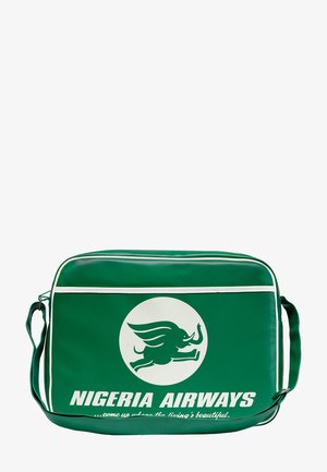 Grüne Vinyl-Umhängetasche mit weißen Akzenten. Sie verfügt über ein großes weißes Kreislogo eines laufenden Elefanten und den Text "NIGERIA AIRWAYS".