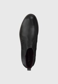 Černé kožené kotníkové boty s hladkým povrchem, brogue detaily, elastickými bočními panely a tahací smyčkou na zadní straně pro snadné obouvání.