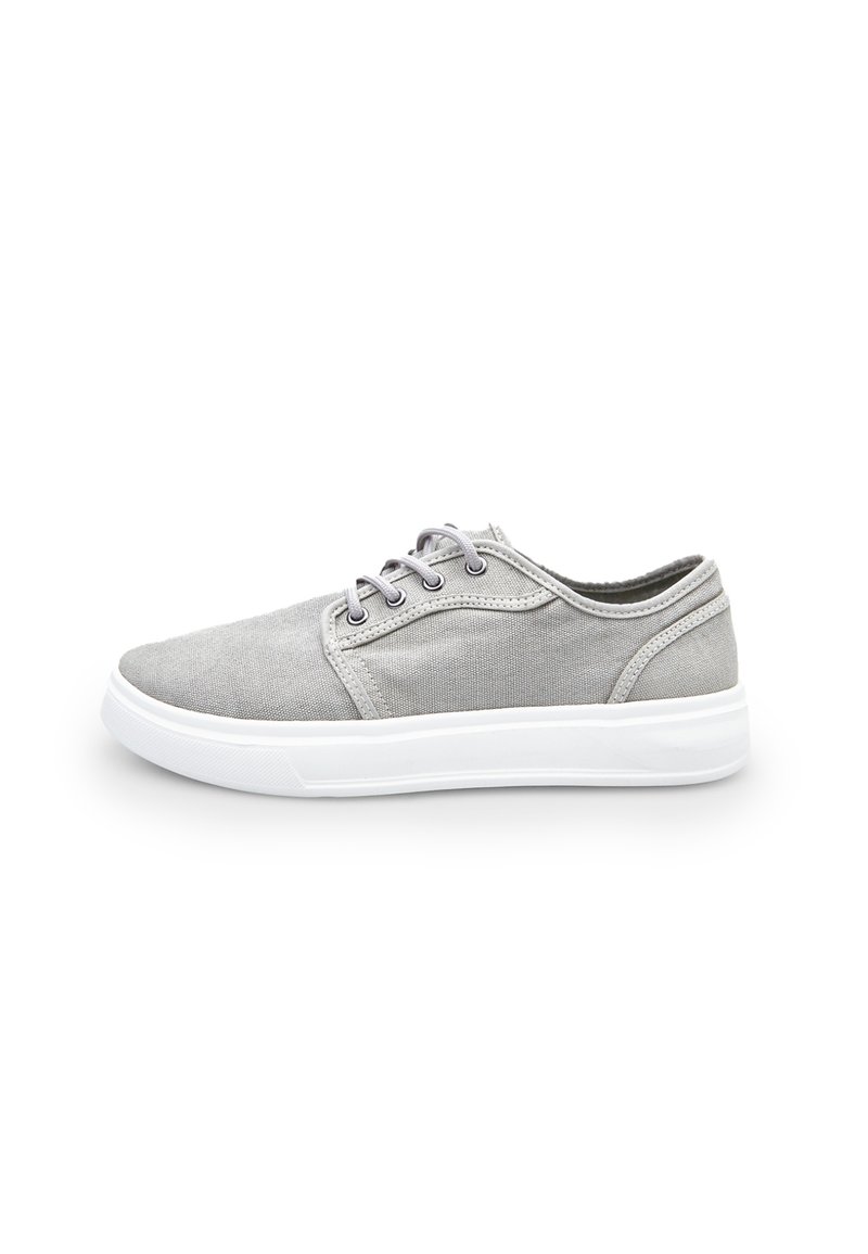 Sneaker in tela grigia con suola in gomma bianca, design con lacci, punta arrotondata e dettagli cuciti. Leggera e con una texture liscia.