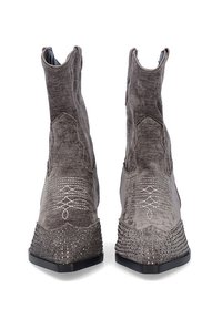 Botas de vaquero grises con un acabado texturizado, punta afilada y costuras decorativas. Acentuadas con hebillas en la punta y un tacón bajo tipo bloque.