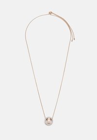 Rose gold halskæde med en cirkulær vedhæng, der har et centralt bånd og er omkranset af små klare sten. Justerbar kædelængde.