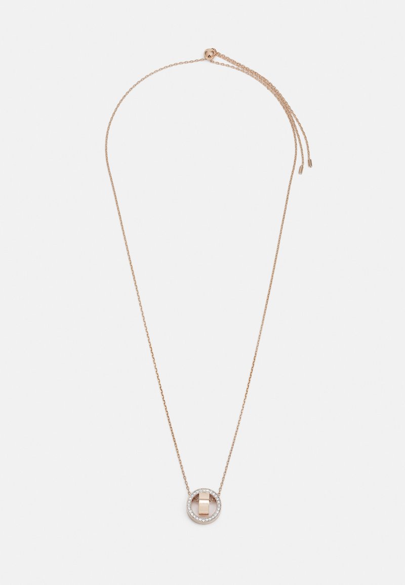Rose gold halskæde med en cirkulær vedhæng, der har et centralt bånd og er omkranset af små klare sten. Justerbar kædelængde.