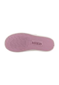 Suela de zapatilla Geox con una superficie de goma texturizada en color rosa, bordeada por un borde blanco y orificios de ventilación para transpirabilidad.