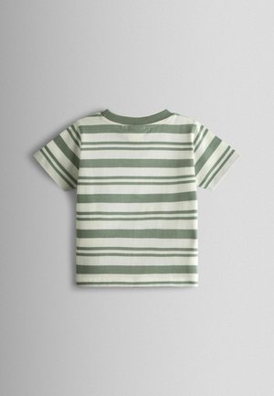 Krótki rękaw koszulki w paski w jasnym zielonym i białym kolorze, wykonany z bawełny, z okrągłym dekoltem i prostym dołem. Charakteryzuje się naprzemiennymi szerokimi i wąskimi paskami.