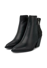 Botines de cuero negro hasta el tobillo con punta afilada y un panel texturizado de cuentas negras. Presentan un cierre lateral con cremallera y un tacón cuadrado bajo.