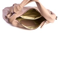 Borsa a tracolla in morbida pelle rosa con cerniera aperta, interno in tessuto beige e nome del marchio stampato visibile all'interno.