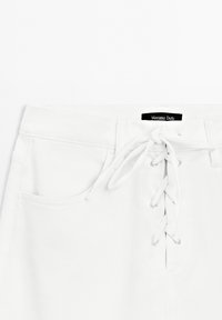 Pantaloni in denim bianco con lacci frontali, due tasche e etichetta con la scritta "Massimo Dutti". Texture liscia con una finitura pulita.