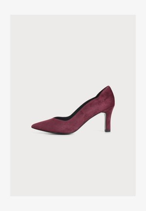 Une chaussure à talon haut en daim bordeaux avec bout pointu et talon moyen fin sur fond blanc.