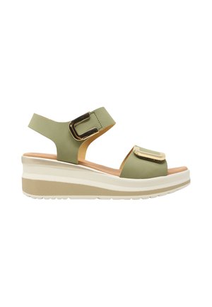 Sandaletto platform verde con suola beige e bianca, cinturino regolabile alla caviglia con fibbia dorata e dettaglio decorativo dorato sulla fascia frontale.