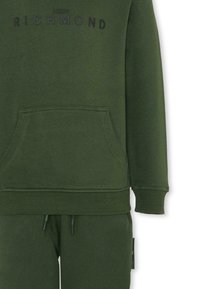 Zielona bluza z kapturem i kieszenią z przodu, ze ściągaczami przy mankietach i u dołu. Zawiera logo "JOHN RICHMOND" w kolorze czarnym. Połączona z pasującymi spodniami dresowymi.