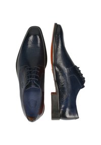 Scarpe eleganti in pelle blu navy con tomaia liscia e lati texturizzati, chiusura con lacci e suola marrone a contrasto.