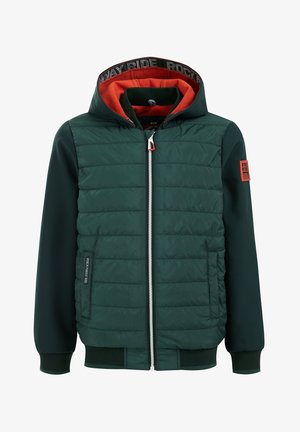 Ciemnozielona pikowana kurtka z pomarańczowym kapturem wyłożonym polarem, pełnym suwakiem z przodu, kieszeniami bocznymi oraz pomarańczową naszywką na lewym rękawie.