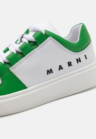 Grön och vit lädersneaker med en texturerad yta, som har en platt vit gummisula och svart "MARNI"-logotyp på sidan.