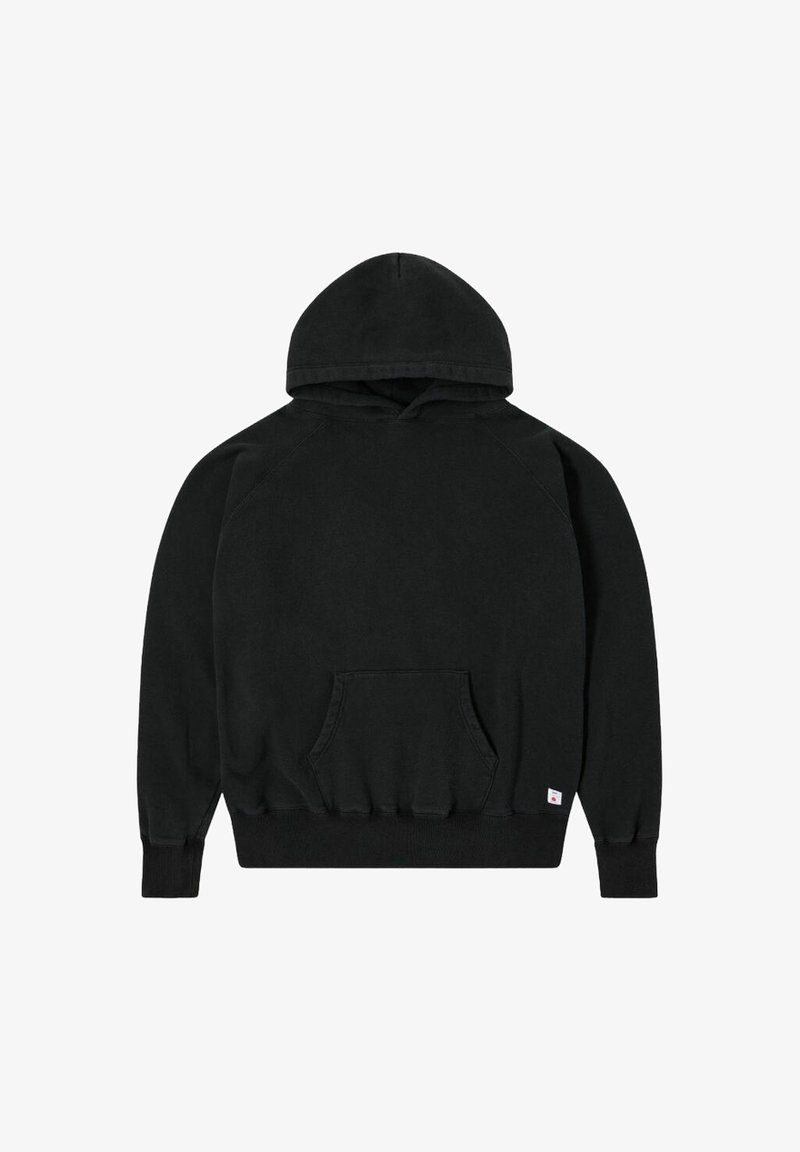 Haut à capuche noir avec une poche kangourou, des poignets et un ourlet côtelés. Fait en tissu doux, il présente une capuche arrondie et des manches raglan.