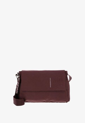Sac rectangulaire bordeaux en tissu texturé, doté d'une fermeture à rabat magnétique et d'une bandoulière amovible avec détails en logo.