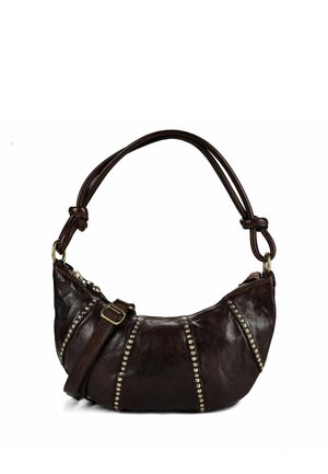 Bolso de mano de piel marrón oscuro en forma de media luna con remaches dorados decorativos y una correa de hombro anudada sobre un fondo blanco.