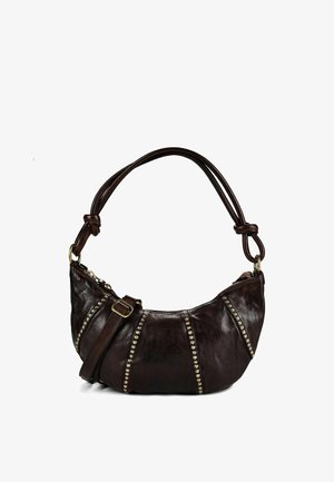 Bolso de mano de piel marrón oscuro en forma de media luna con remaches dorados decorativos y una correa de hombro anudada sobre un fondo blanco.